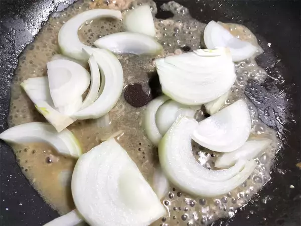 「【シェフ三國の冬はこってり系】チーズをソースに!?ブイヨン使わず「豚肉のカマンベールソース」作ろう！」の画像