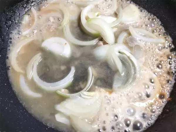 「【シェフ三國の冬はこってり系】チーズをソースに!?ブイヨン使わず「豚肉のカマンベールソース」作ろう！」の画像