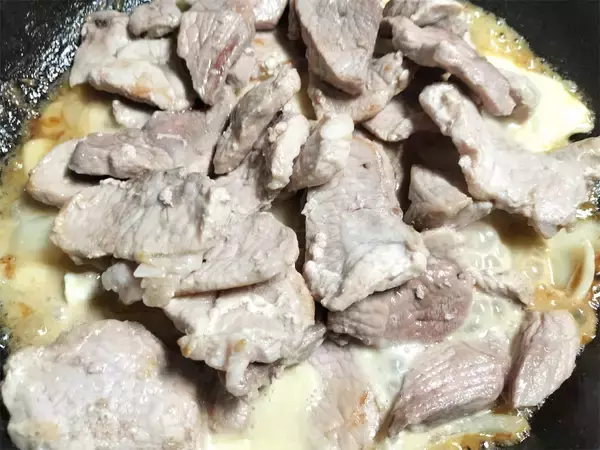 「【シェフ三國の冬はこってり系】チーズをソースに!?ブイヨン使わず「豚肉のカマンベールソース」作ろう！」の画像