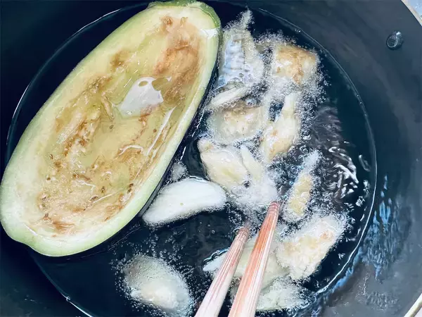 「【米なすをまんま器に!?】豪快♡「丸ごと麻婆なす」作ろう！皮も果肉もジュ～シ～…からの旨辛っ【農家直伝】」の画像