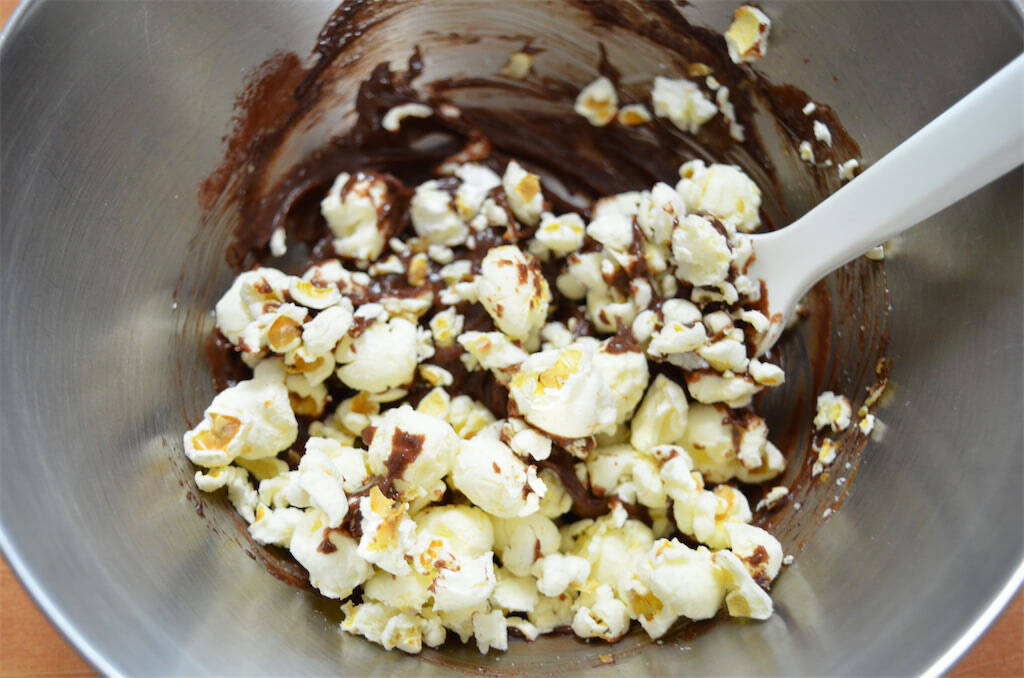 【腸活スイーツ】「食物繊維たっぷりポップコーン」でチョコブラウニー作ってみた！レンチン一発♪【企業公式】