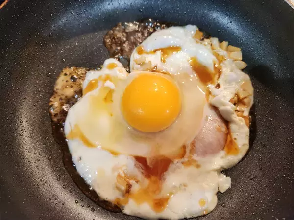 「【物価高騰】か・ら・の「極ハムエッグ丼」作ってみた！にんにく＆バターにゴマ油で超絶ウマい♡これで70円」の画像