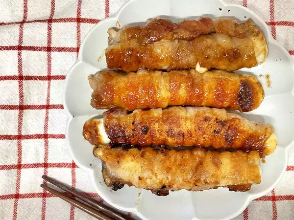 「さけるチーズの「豚バラ巻き」作ってみた！材料2つ、巻く→焼く→タレかけるで完成！お酒もご飯もススム！」の画像