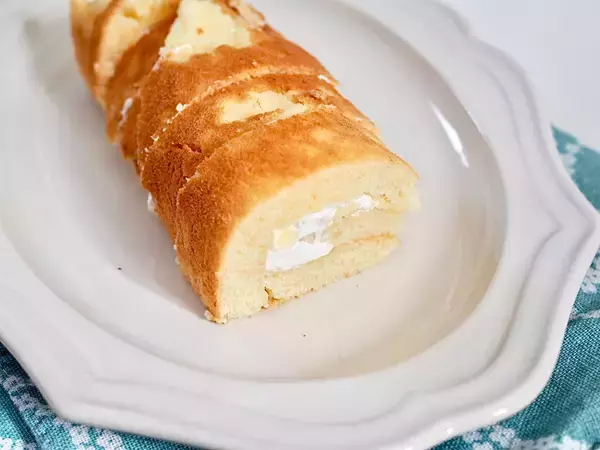 「生地作りに卵も砂糖も不要!?使うのは…バニラアイス!?斬新発想の「ロールケーキの作り方」に挑戦！」の画像