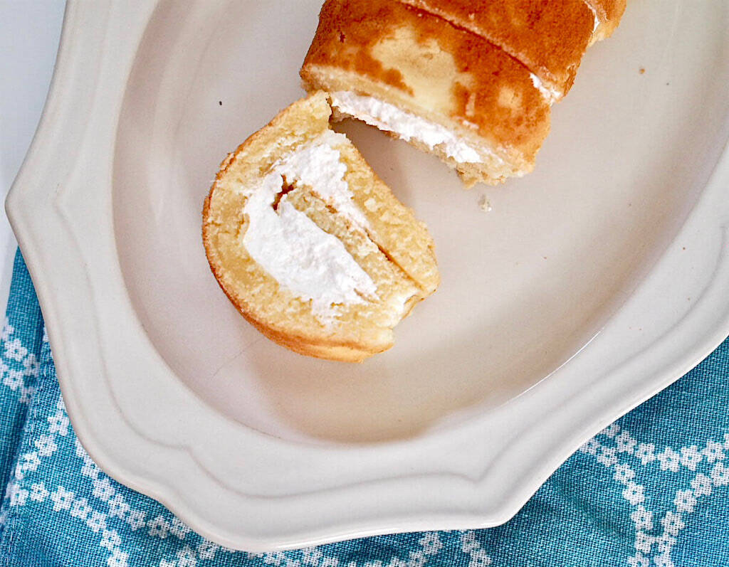 生地作りに卵も砂糖も不要!?使うのは…バニラアイス!?斬新発想の「ロールケーキの作り方」に挑戦！