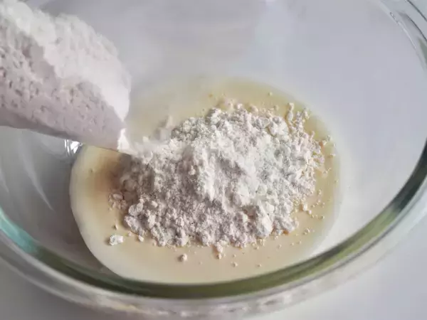 「生地作りに卵も砂糖も不要!?使うのは…バニラアイス!?斬新発想の「ロールケーキの作り方」に挑戦！」の画像