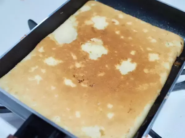 「生地作りに卵も砂糖も不要!?使うのは…バニラアイス!?斬新発想の「ロールケーキの作り方」に挑戦！」の画像