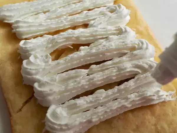 「生地作りに卵も砂糖も不要!?使うのは…バニラアイス!?斬新発想の「ロールケーキの作り方」に挑戦！」の画像