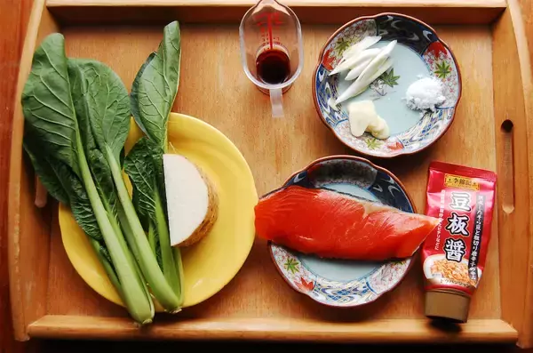 「【8分でラクラク完成】魚を炒める発想の「鮭と長芋の豆板醤炒め」が絶品すぎた！辛みと甘みのナイスなバランス」の画像
