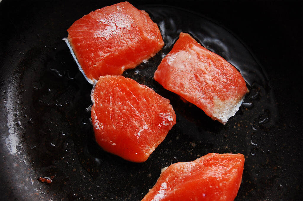 【8分でラクラク完成】魚を炒める発想の「鮭と長芋の豆板醤炒め」が絶品すぎた！辛みと甘みのナイスなバランス