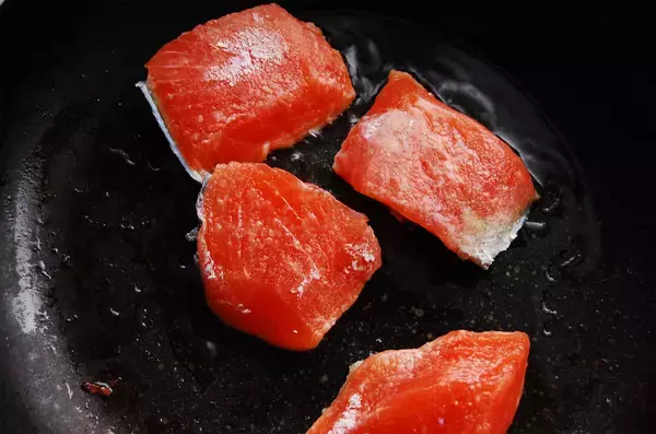 「【8分でラクラク完成】魚を炒める発想の「鮭と長芋の豆板醤炒め」が絶品すぎた！辛みと甘みのナイスなバランス」の画像