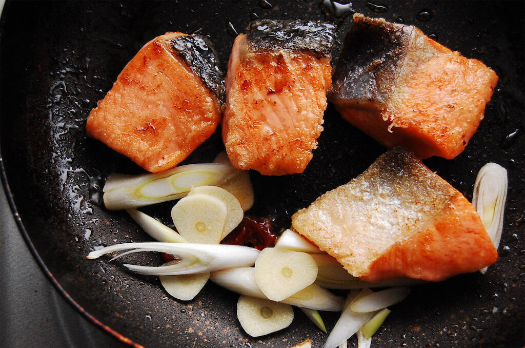 【8分でラクラク完成】魚を炒める発想の「鮭と長芋の豆板醤炒め」が絶品すぎた！辛みと甘みのナイスなバランス