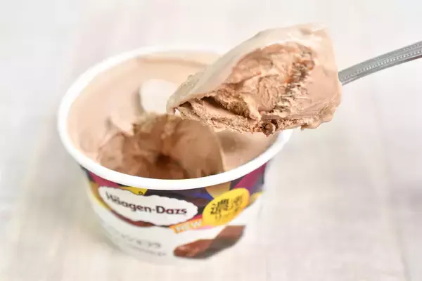 「【ハーゲンダッツ新作レポ】まるで生チョコ!?新登場「ガナッシュショコラ」と前作「ショコラデュオ」食べ比べ♪」の画像