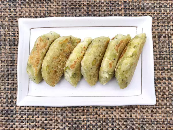 「【絶品！郷土メシ】青森県の郷土菓子「豆しとぎ」って!?青大豆の緑が鮮やか♡焼くと香ばしい〜」の画像