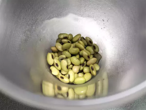 「【絶品！郷土メシ】青森県の郷土菓子「豆しとぎ」って!?青大豆の緑が鮮やか♡焼くと香ばしい〜」の画像