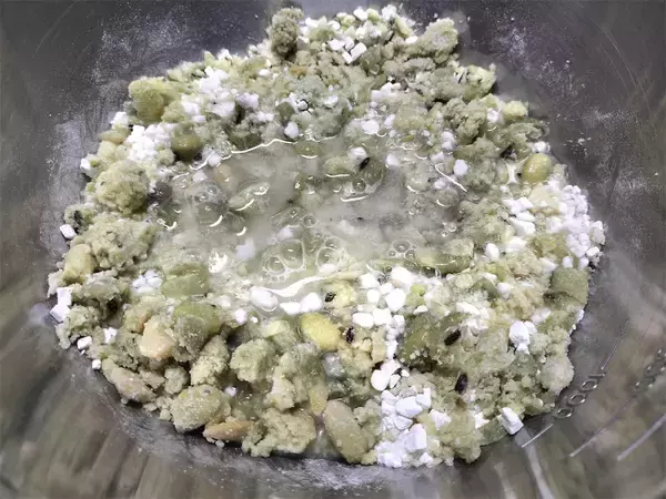 「【絶品！郷土メシ】青森県の郷土菓子「豆しとぎ」って!?青大豆の緑が鮮やか♡焼くと香ばしい〜」の画像