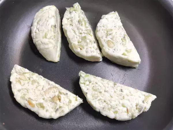 「【絶品！郷土メシ】青森県の郷土菓子「豆しとぎ」って!?青大豆の緑が鮮やか♡焼くと香ばしい〜」の画像