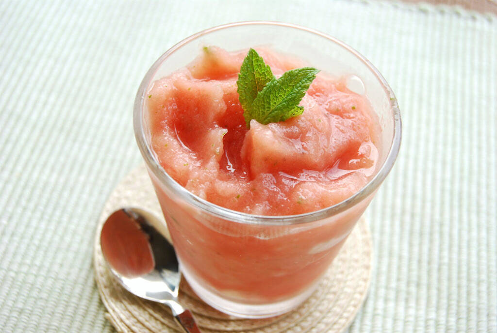 【スイカが3か月保存可能】丸ごと買っても安心！潰して凍らせるだけの「冷凍術」試してみた♪甘味そのまんま