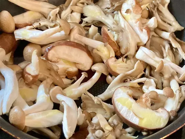 「【料理クイズ】「きのこ」は調理する前に…洗うべき？洗わない？衛生面だけじゃない超納得の理由とは？」の画像