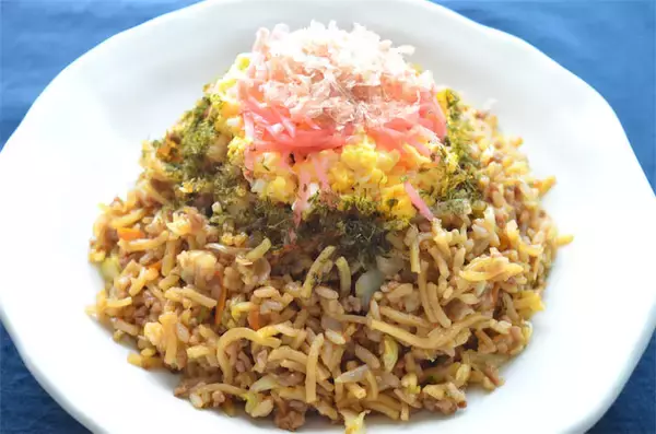 【麺とご飯の悪魔的タッグ】旨味吸いまくりの「極上そばめし」作ってみた！焦げソースが香ってスプーン止まらん♪