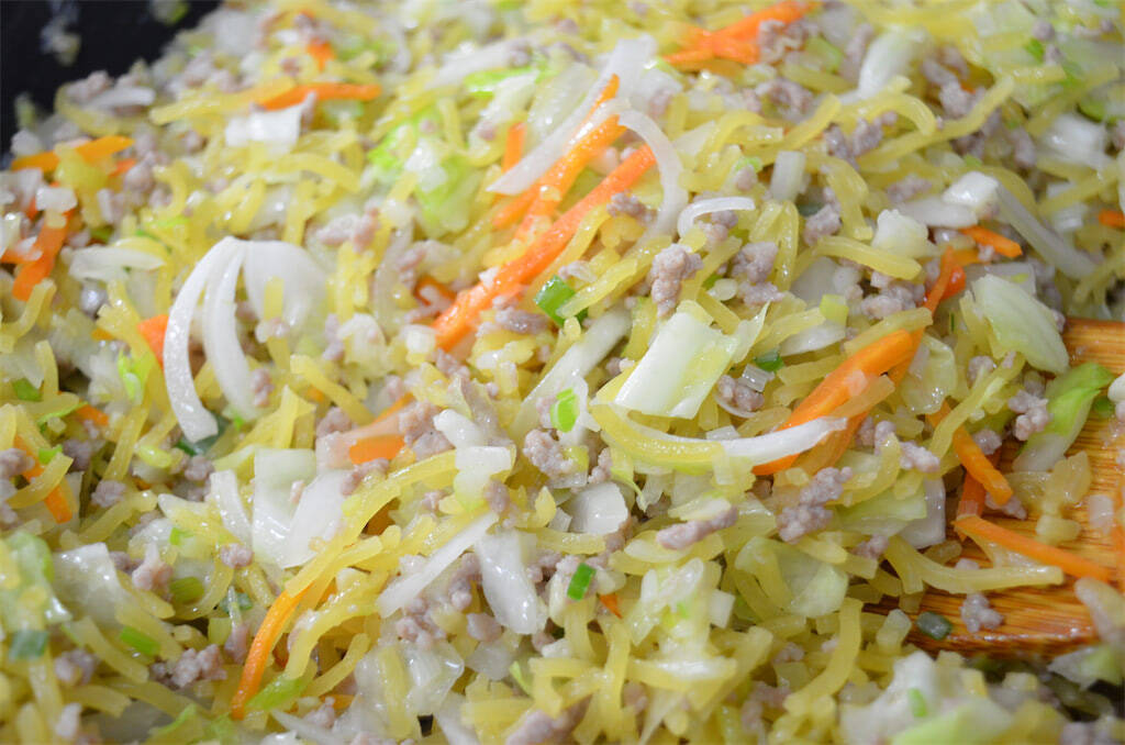 【麺とご飯の悪魔的タッグ】旨味吸いまくりの「極上そばめし」作ってみた！焦げソースが香ってスプーン止まらん♪
