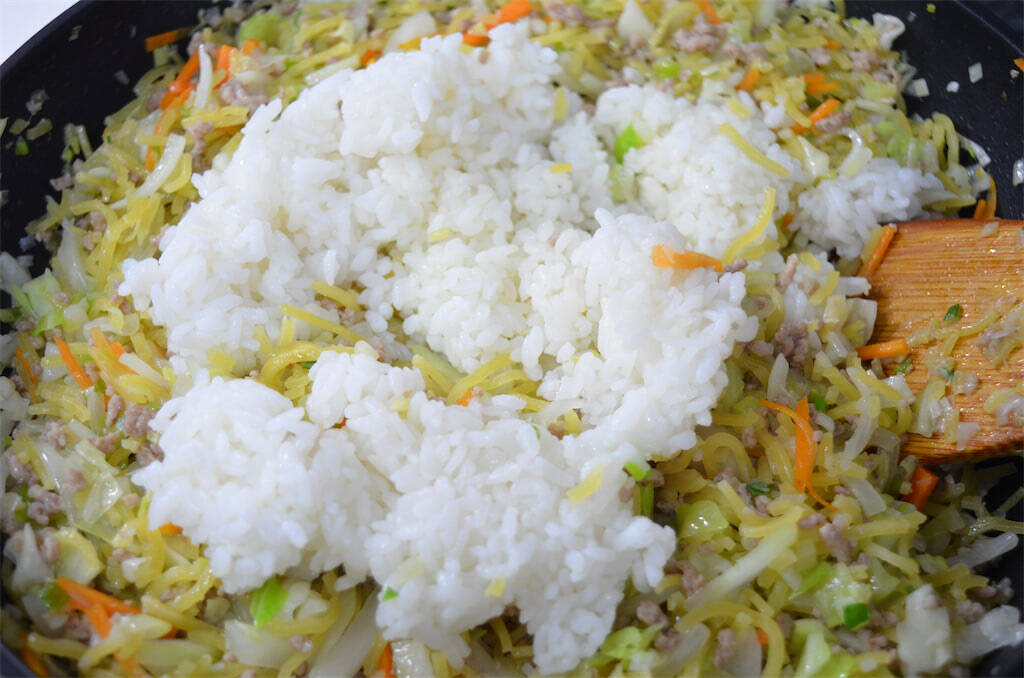 【麺とご飯の悪魔的タッグ】旨味吸いまくりの「極上そばめし」作ってみた！焦げソースが香ってスプーン止まらん♪