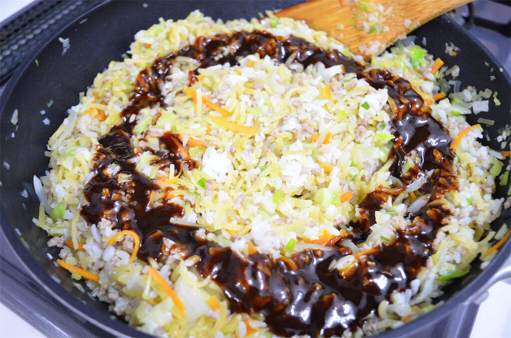 【麺とご飯の悪魔的タッグ】旨味吸いまくりの「極上そばめし」作ってみた！焦げソースが香ってスプーン止まらん♪
