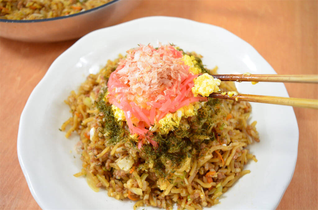 【麺とご飯の悪魔的タッグ】旨味吸いまくりの「極上そばめし」作ってみた！焦げソースが香ってスプーン止まらん♪