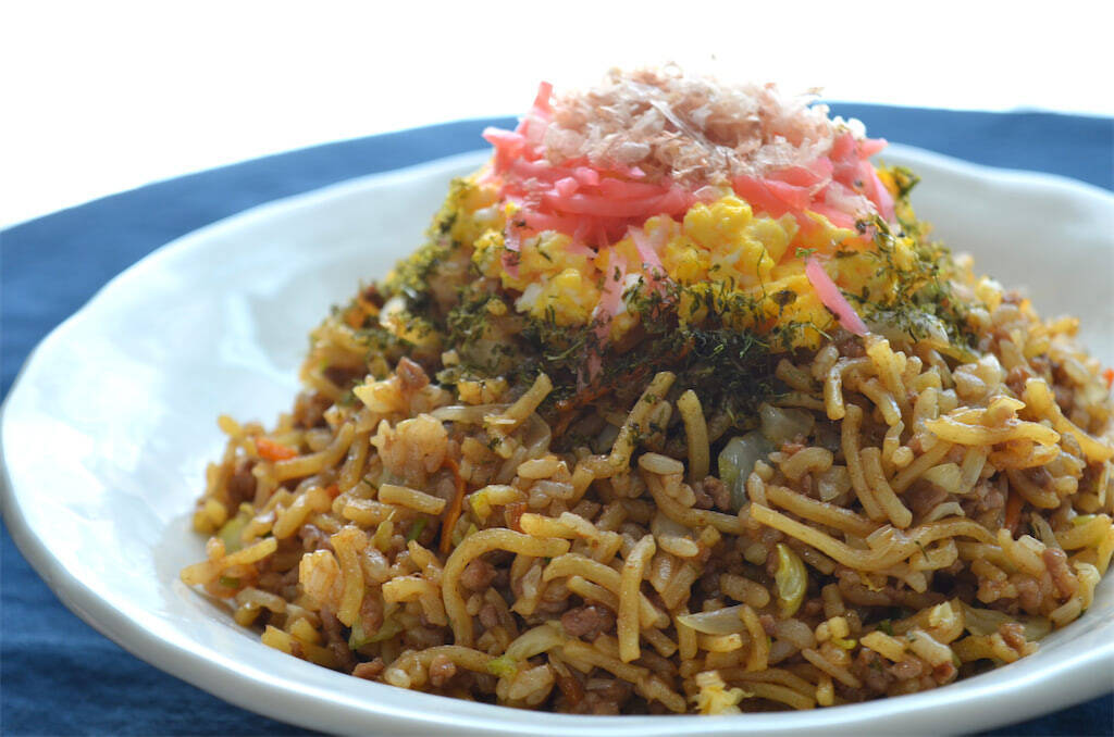 【麺とご飯の悪魔的タッグ】旨味吸いまくりの「極上そばめし」作ってみた！焦げソースが香ってスプーン止まらん♪