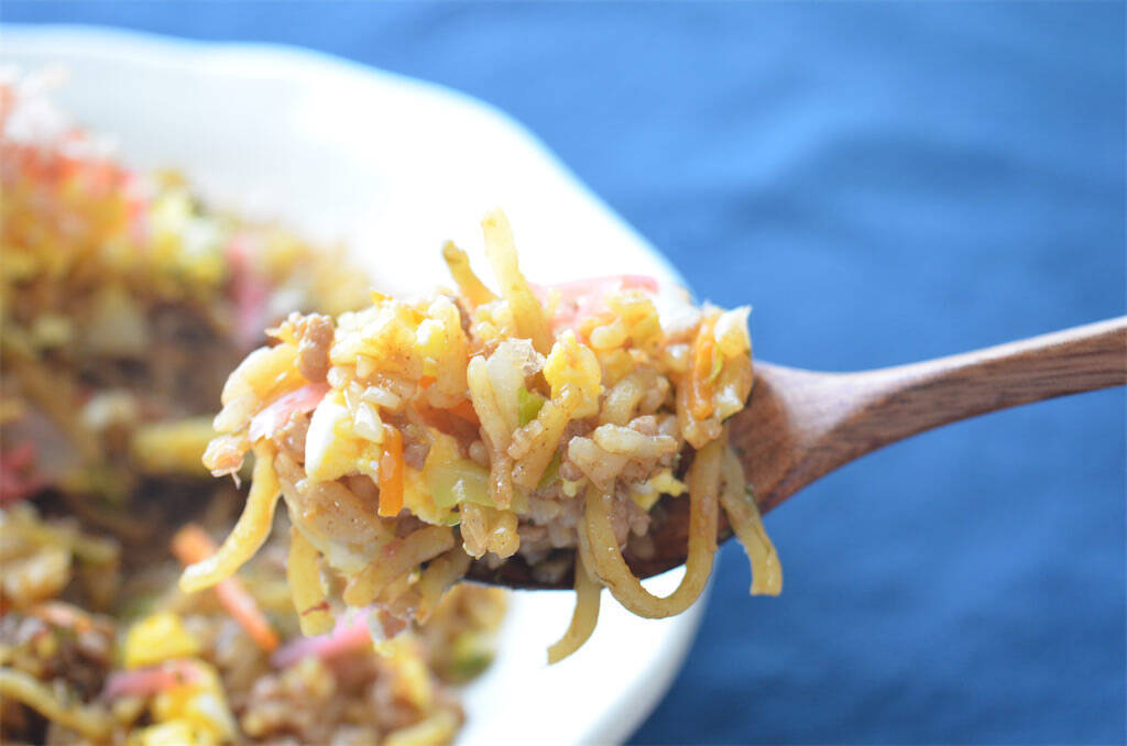 【麺とご飯の悪魔的タッグ】旨味吸いまくりの「極上そばめし」作ってみた！焦げソースが香ってスプーン止まらん♪