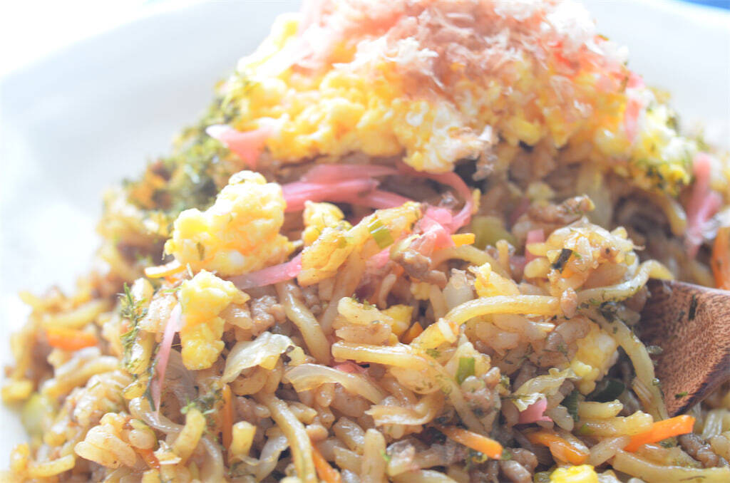 【麺とご飯の悪魔的タッグ】旨味吸いまくりの「極上そばめし」作ってみた！焦げソースが香ってスプーン止まらん♪