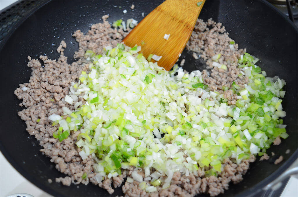 【麺とご飯の悪魔的タッグ】旨味吸いまくりの「極上そばめし」作ってみた！焦げソースが香ってスプーン止まらん♪
