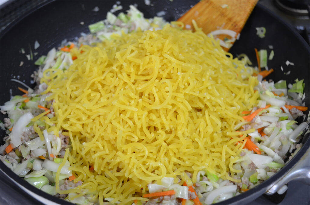 【麺とご飯の悪魔的タッグ】旨味吸いまくりの「極上そばめし」作ってみた！焦げソースが香ってスプーン止まらん♪