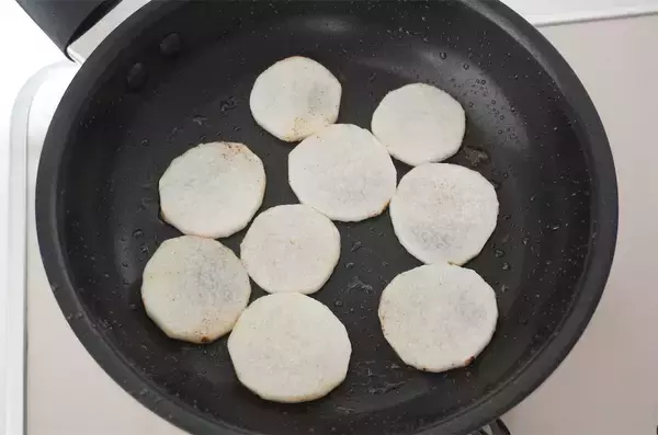 「【えっ、長芋の輪切りを!?】食感サクサク「オープンオムレツ」作ってみた！お砂糖入れて甘めに仕上げて♪」の画像