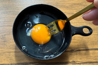 【卵焼くのにコンロは要らない】レンチン50秒！セリア「電子レンジ調理器目玉焼き」で朝の時短が叶う話