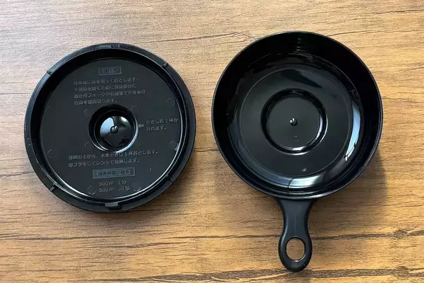 「【卵焼くのにコンロは要らない】レンチン50秒！セリア「電子レンジ調理器目玉焼き」で朝の時短が叶う話」の画像