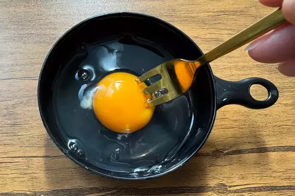 「【卵焼くのにコンロは要らない】レンチン50秒！セリア「電子レンジ調理器目玉焼き」で朝の時短が叶う話」の画像