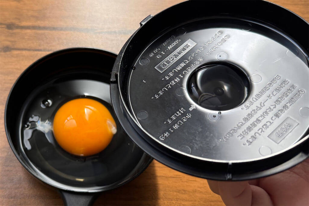 【卵焼くのにコンロは要らない】レンチン50秒！セリア「電子レンジ調理器目玉焼き」で朝の時短が叶う話