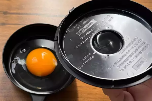 「【卵焼くのにコンロは要らない】レンチン50秒！セリア「電子レンジ調理器目玉焼き」で朝の時短が叶う話」の画像