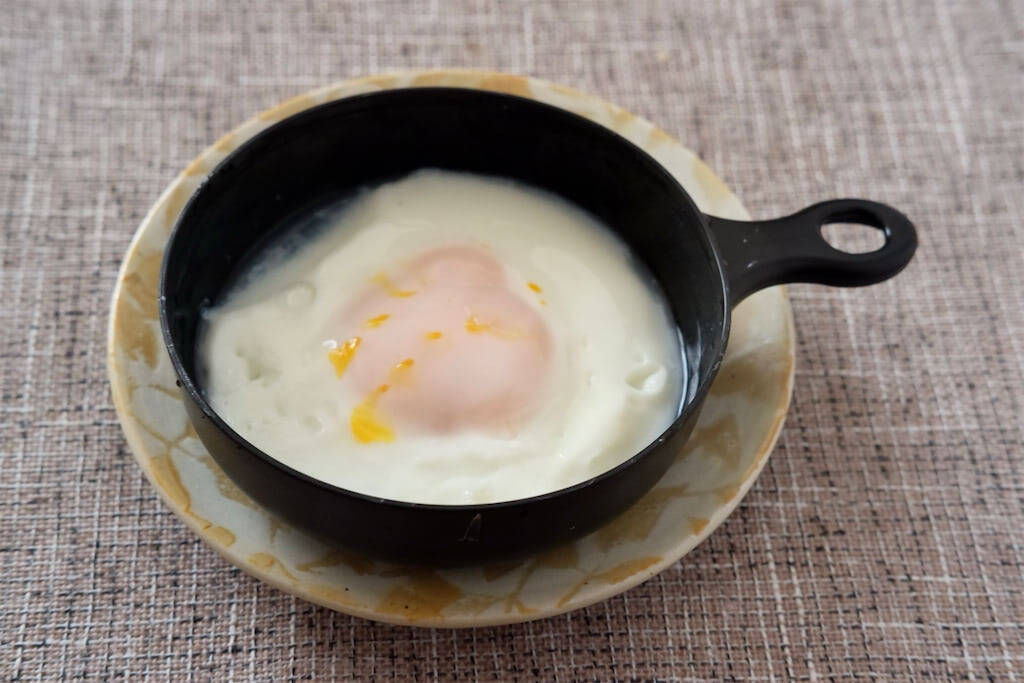 【卵焼くのにコンロは要らない】レンチン50秒！セリア「電子レンジ調理器目玉焼き」で朝の時短が叶う話
