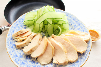 【フライパンよだれ鶏】コールドスタートで鶏むね肉がしっとりぷるぷる♡蒸し器いらずの時短テク試してみた！