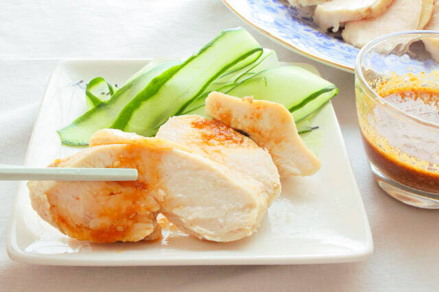 【フライパンよだれ鶏】コールドスタートで鶏むね肉がしっとりぷるぷる♡蒸し器いらずの時短テク試してみた！