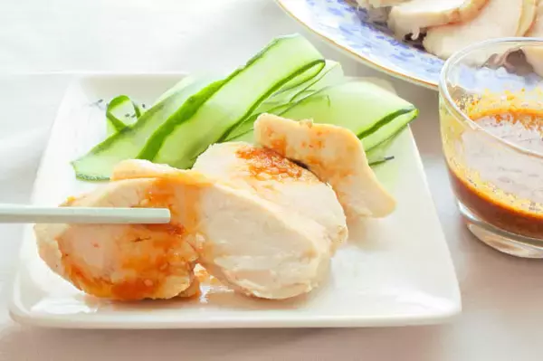 「【フライパンよだれ鶏】コールドスタートで鶏むね肉がしっとりぷるぷる♡蒸し器いらずの時短テク試してみた！」の画像