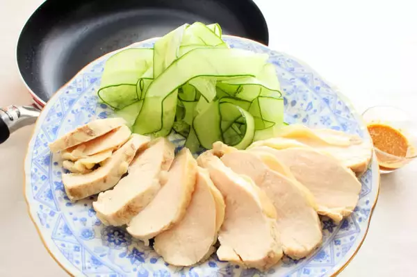 「【フライパンよだれ鶏】コールドスタートで鶏むね肉がしっとりぷるぷる♡蒸し器いらずの時短テク試してみた！」の画像