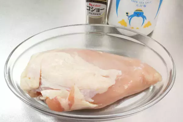 「【フライパンよだれ鶏】コールドスタートで鶏むね肉がしっとりぷるぷる♡蒸し器いらずの時短テク試してみた！」の画像