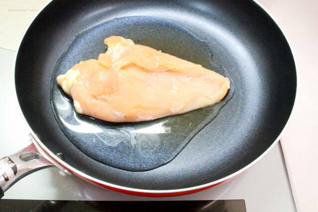 【フライパンよだれ鶏】コールドスタートで鶏むね肉がしっとりぷるぷる♡蒸し器いらずの時短テク試してみた！