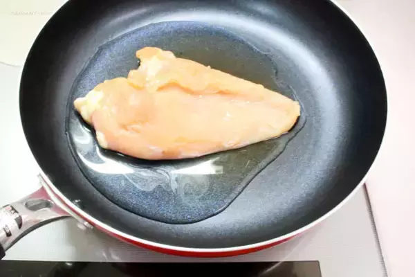 「【フライパンよだれ鶏】コールドスタートで鶏むね肉がしっとりぷるぷる♡蒸し器いらずの時短テク試してみた！」の画像