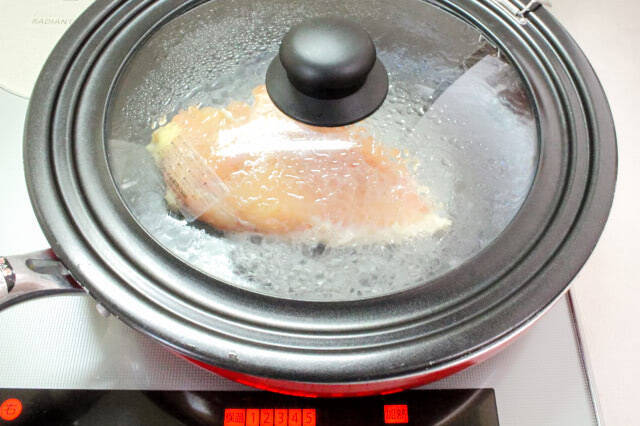 【フライパンよだれ鶏】コールドスタートで鶏むね肉がしっとりぷるぷる♡蒸し器いらずの時短テク試してみた！