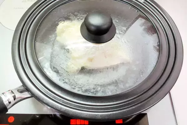 「【フライパンよだれ鶏】コールドスタートで鶏むね肉がしっとりぷるぷる♡蒸し器いらずの時短テク試してみた！」の画像