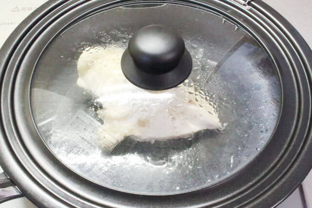 【フライパンよだれ鶏】コールドスタートで鶏むね肉がしっとりぷるぷる♡蒸し器いらずの時短テク試してみた！